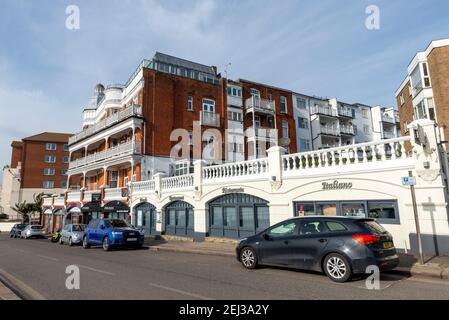 Palmeira Mansions, Shorefield Road a Westcliff on Sea, Essex, Regno Unito. Area protetta Leas, architettura edoardiana in mattoni rossi. I ristoranti erano stalle Foto Stock