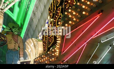 LAS VEGAS, NEVADA USA - 12 dic 2019: Cowboy Vegas Vic, vecchio segno al neon incandescente, Freemont strada nella città del peccato. Cartello di benvenuto retrò illuminato per Pi Foto Stock