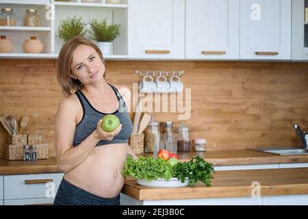 Donna incinta pancia e verdure. Gravidanza, cibo sano e concetto di persone Foto Stock