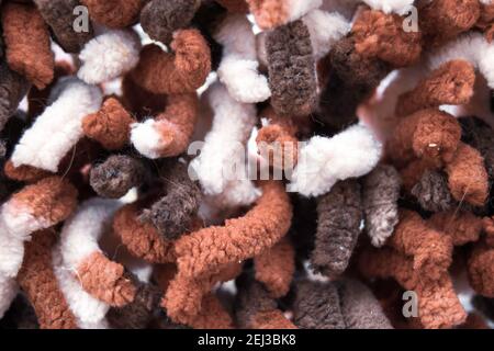 Sfondo e texture particolare di tappeto grigio, marrone e bianco con capelli lunghi. Elementi di progettazione Foto Stock