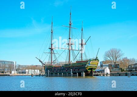 Replica nave a vela 17 ° secolo nel porto di Amsterdam nel Paesi Bassi Foto Stock