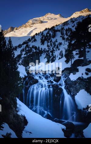 Alba invernale sulla cima di Aneto e sul massiccio del Maladetas, vista dal Plan d'Aigualluts (Valle del Benasque, Pirenei, Spagna) Foto Stock