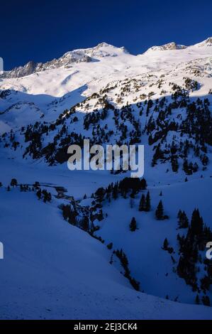 Alba invernale sulla cima di Aneto e sul massiccio del Maladetas, vista dal Plan d'Aigualluts (Valle del Benasque, Pirenei, Spagna) Foto Stock