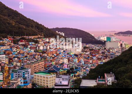 Gamcheon Culture Village a Busan, Corea del Sud di notte Foto Stock