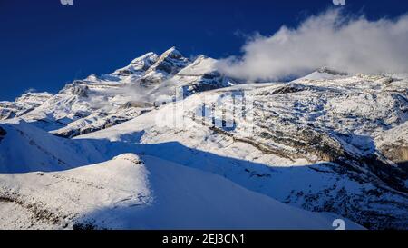 Tramonto invernale sulla vetta del Monte Perdido e sulle cime del Soum de Ramond e Punta de las Olas (Ordesa e Parco Nazionale del Monte Perdido, Pirenei, Spagna) Foto Stock