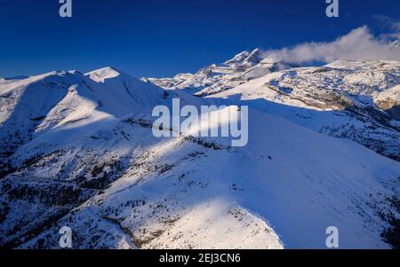 Tramonto invernale sulla vetta del Monte Perdido e sulle cime del Soum de Ramond e Punta de las Olas (Ordesa e Parco Nazionale del Monte Perdido, Pirenei, Spagna) Foto Stock