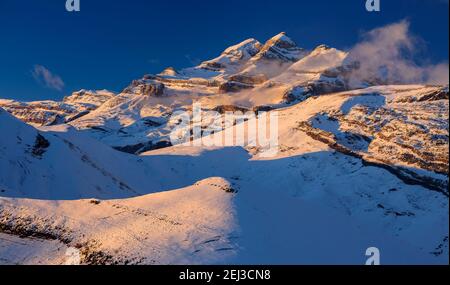 Tramonto invernale sulla vetta del Monte Perdido e sulle cime del Soum de Ramond e Punta de las Olas (Ordesa e Parco Nazionale del Monte Perdido, Pirenei, Spagna) Foto Stock