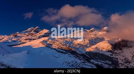 Tramonto invernale sulla vetta del Monte Perdido e sulle cime del Soum de Ramond e Punta de las Olas (Ordesa e Parco Nazionale del Monte Perdido, Pirenei, Spagna) Foto Stock