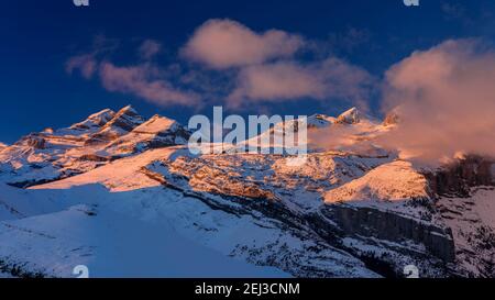 Tramonto invernale sulla vetta del Monte Perdido e sulle cime del Soum de Ramond e Punta de las Olas (Ordesa e Parco Nazionale del Monte Perdido, Pirenei, Spagna) Foto Stock