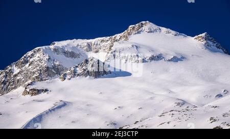 Vista invernale del massiccio delle Maladetas visto da vicino a Plan d'Aigualluts (Valle del Benasque, Pirenei, Spagna) Foto Stock