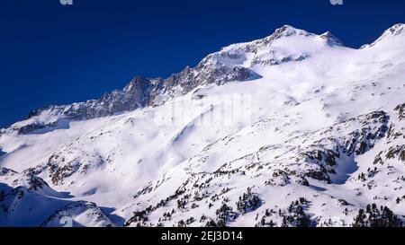 Vista invernale del massiccio delle Maladetas visto da vicino a Plan d'Aigualluts (Valle del Benasque, Pirenei, Spagna) Foto Stock