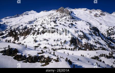 Vista invernale del massiccio delle Maladetas visto da vicino a Plan d'Aigualluts (Valle del Benasque, Pirenei, Spagna) Foto Stock