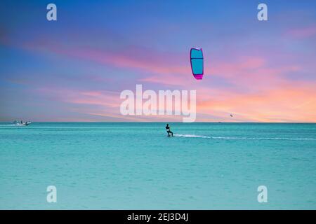 Kite surf a Palm Beach sull'isola di Aruba nel Mar dei Caraibi Foto Stock