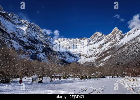 Val Pineta in inverno (Parco Nazionale di Ordesa e Monte Perdido, Aragona, Pirenei, Spagna) ESP: Valle de Pineta en invierno (PN Ordesa y Monte Perdido) Foto Stock