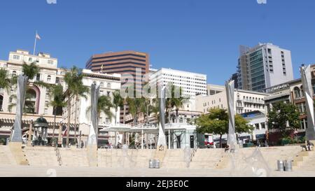 SAN DIEGO, CALIFORNIA Stati Uniti d'America - 13 FEB 2020: Metropoli centro urbano. Fountain in Horton Plaza Park, vari edifici alti e la gente a Gaslamp Qu Foto Stock