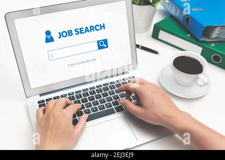 Trova un concetto di lavoro da sogno. Applicazione di ricerca di lavoro sul laptop Foto Stock