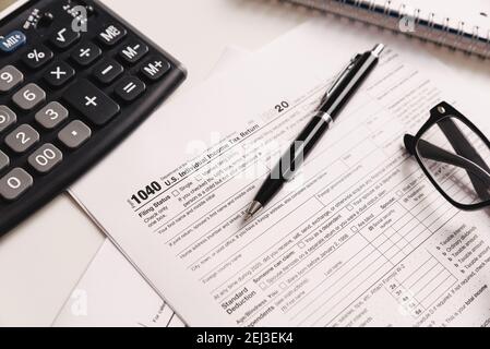 DICHIARAZIONE delle imposte sul reddito individuale DEGLI STATI UNITI. Moduli fiscali USA alla reception Foto Stock