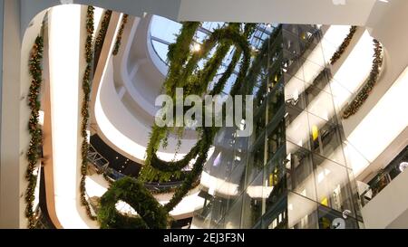 BANGKOK, THAILANDIA - 18 DICEMBRE 2018 il centro commerciale di lusso Emquartier. Design di centro commerciale, verde eco-compatibile concetto. Giardino pensile, f Foto Stock