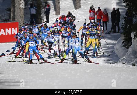 Pokljuka, Slovenia. 21 Feb 2021. Biathlon: Campionato del mondo, partenza di massa 12.5 km, donne. Gli starter in pista. Credit: Sven Hoppe/dpa/Alamy Live News Foto Stock