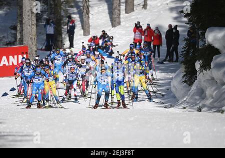 Pokljuka, Slovenia. 21 Feb 2021. Biathlon: Campionato del mondo, partenza di massa 12.5 km, donne. Gli starter in pista. Credit: Sven Hoppe/dpa/Alamy Live News Foto Stock