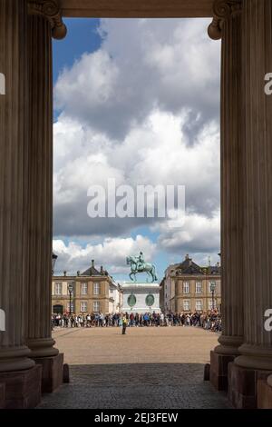 La gente si riunì per assistere al cambio delle guardie al palazzo Amalienborg a Copenhagen, Danimarca Foto Stock