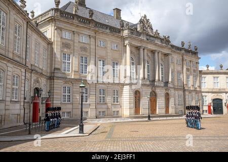 Cambio delle guardie al palazzo Amalienborg a Copenhagen, Danimarca Foto Stock