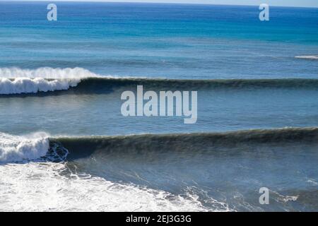 Una splendida vista sulle onde del mare sulle acque blu limpide Foto Stock