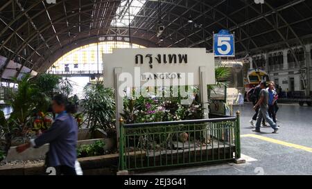 BANGKOK, THAILANDIA - 11 LUGLIO 2019: Cartello con il nome della città. Hua Lamphong stazione ferroviaria principale di trasporto ferroviario statale, SRT. Passeggeri sul piatto Foto Stock