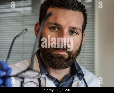 Ritratto di bel medico maschile spiegare Foto Stock