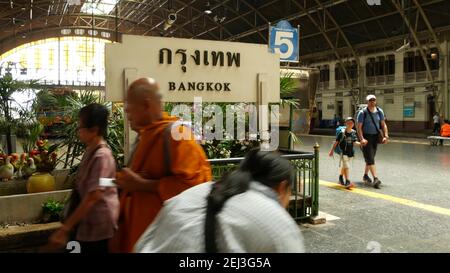 BANGKOK, THAILANDIA - 11 LUGLIO 2019: Stazione ferroviaria di Hua Lamphong, infrastruttura di trasporto ferroviario statale SRT. Monaco sacro buddista in arancio tradizionale Foto Stock