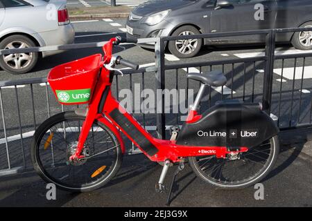 noleggio bici elettrica senza dockless con salto, calce e uber branding, accanto al circo maniero a richmond, londra, inghilterra Foto Stock