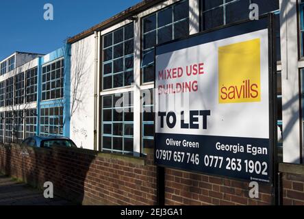 l'agente immobiliare firma la pubblicità di un edificio ad uso misto per lasciare, a richmond, londra, inghilterra Foto Stock