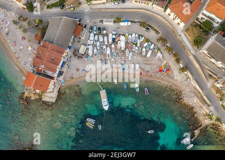 Foto aerea della spiaggia della città di Komiza su Vis Isola in Croazia tramonto ora Foto Stock