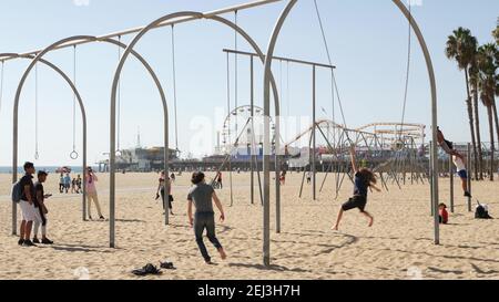 SANTA MONICA, LOS ANGELES CA USA - 28 OTT 2019: Estate in California pacific Ocean Beach estetica, giovani formazione e divertirsi sugli sport gr Foto Stock