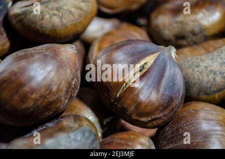 Closeup di castagne arrostite. Messa a fuoco selettiva. Foto Stock