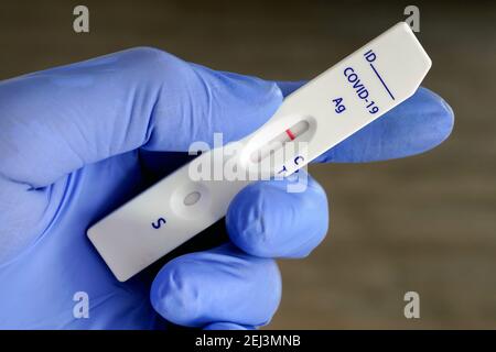 Covid-19 Testkassette zeigt einen durch eine Speichelprobe vorgenommenen negativen Covid-19 Antigen-Schnelltest der chinesischen Firma Joinstar Biomedical. Prüfung auf eine mögliche Infektion mit dem Corona-Virus. La cassetta di test Covid-19 mostra un test rapido dell'antigene Covid-19 negativo della società cinese Joinstar Biomedical utilizzando un campione di spit. Verificare la presenza di una possibile infezione con il virus corona. Foto Stock