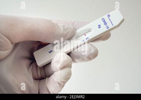 Covid-19 Testkassette zeigt einen durch eine Speichelprobe vorgenommenen negativen Covid-19 Antigen-Schnelltest der chinesischen Firma Joinstar Biomedical. Prüfung auf eine mögliche Infektion mit dem Corona-Virus. La cassetta di test Covid-19 mostra un test rapido dell'antigene Covid-19 negativo della società cinese Joinstar Biomedical utilizzando un campione di spit. Verificare la presenza di una possibile infezione con il virus corona. Foto Stock