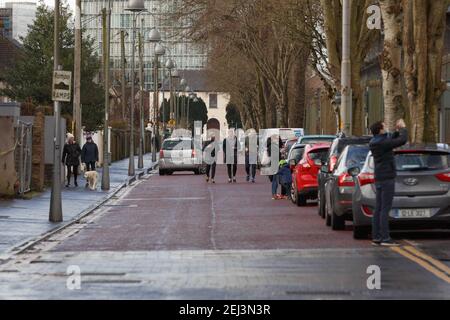 Cork, Irlanda. 21 Feb 2021. Molti si affollano oggi al Fitzgerald's Park per godersi Sun, Cork, Irlanda. Molti hanno deciso di fare un viaggio al Fitzgerald's Park oggi per prendere il sole fresco d'inverno mentre si è allenati. Credit: Damian Coleman/Alamy Live News Foto Stock