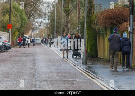 Cork, Irlanda. 21 Feb 2021. Molti si affollano oggi al Fitzgerald's Park per godersi Sun, Cork, Irlanda. Molti hanno deciso di fare un viaggio al Fitzgerald's Park oggi per prendere il sole fresco d'inverno mentre si è allenati. Credit: Damian Coleman/Alamy Live News Foto Stock