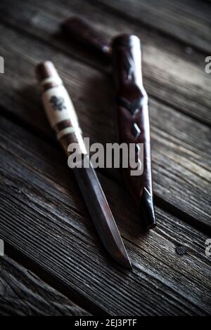 hunter combat coltello fatto a mano isolato su sfondo bianco Foto Stock