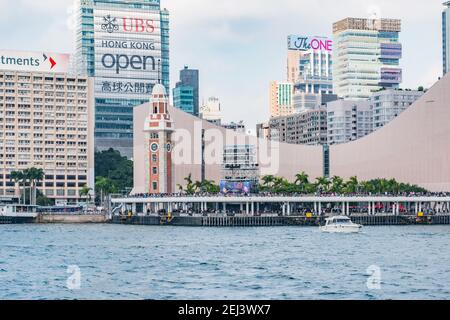 Hong Kong, Cina - 11 dicembre 2016: Paesaggio urbano dal porto di Hong Kong all'ora del giorno. Foto Stock