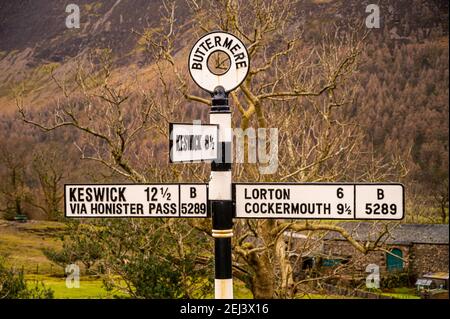 Cartello stradale ad un bivio a Buttermere Foto Stock