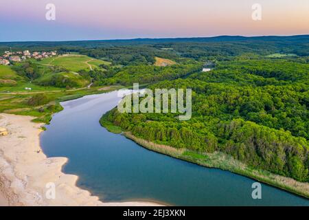 Tramonto vista aerea delle montagne Strandzha e veleka fiume in bulgaria Foto Stock