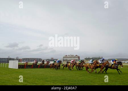 Una visione generale mentre i runner sgomentano un volo di ostacoli nel diritto posteriore durante l'ostacolo Weighed-in Podcast Weekly Handicap all'ippodromo di Newbury. Data immagine: Domenica 21 febbraio 2021. Foto Stock