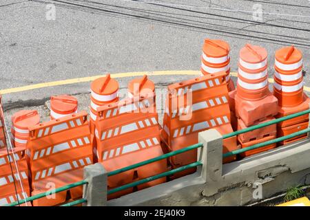 Pila di coni arancioni per la chiusura del traffico sulla strada della città Foto Stock