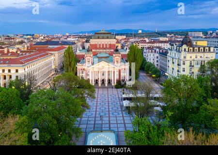 Tramonto veduta aerea del Teatro Ivan Vazov a Sofia, Bulgaria Foto Stock