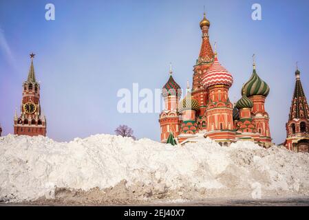 Pelo di neve vicino alla cattedrale di San Basilio e alla torre di Spasskaya. Inverno a Mosca, Russia. Foto Stock