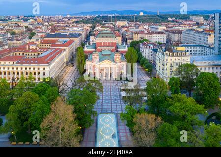 Tramonto veduta aerea del Teatro Ivan Vazov a Sofia, Bulgaria Foto Stock