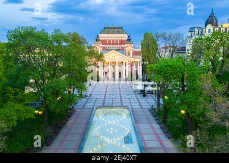 Tramonto veduta aerea del Teatro Ivan Vazov a Sofia, Bulgaria Foto Stock