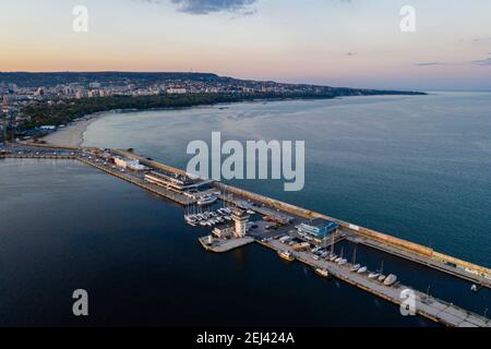 Tramonto vista aerea di una frangiflutti nel porto di Varna in Bulgaria Foto Stock